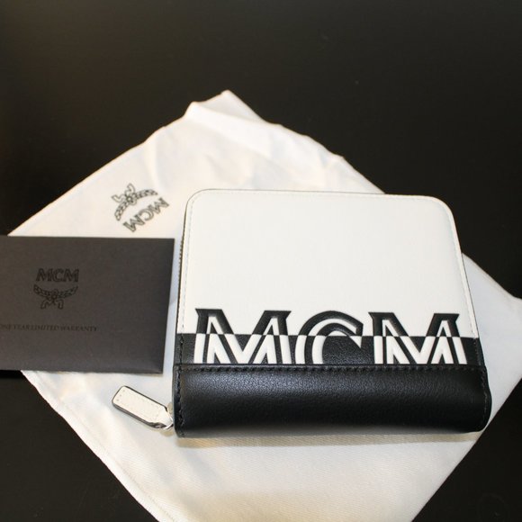 🔥MCM Women's White Black Contrast Logo Small Leather Zip Wallet NWT & Box - Picture 2 of 16